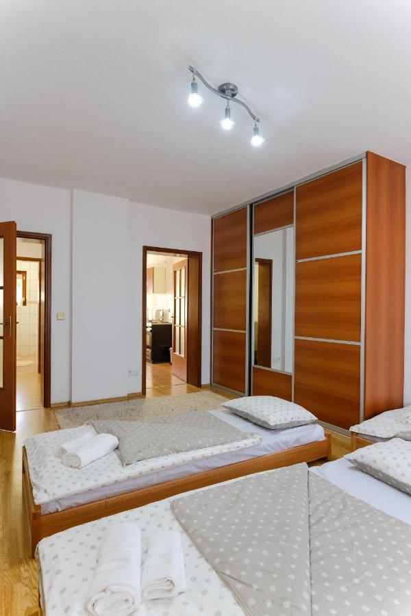 The Cosmic Gate Apartments Visoko Esterno foto